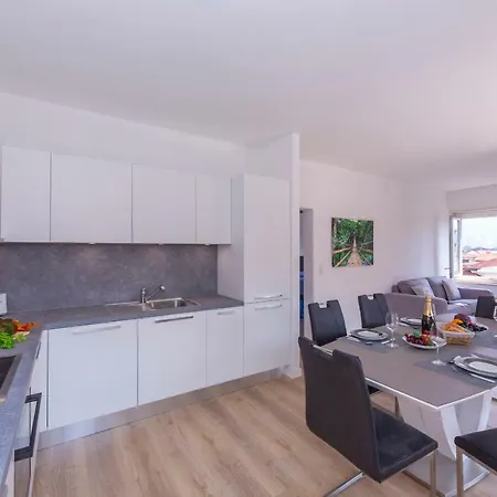 Queen Apartment *